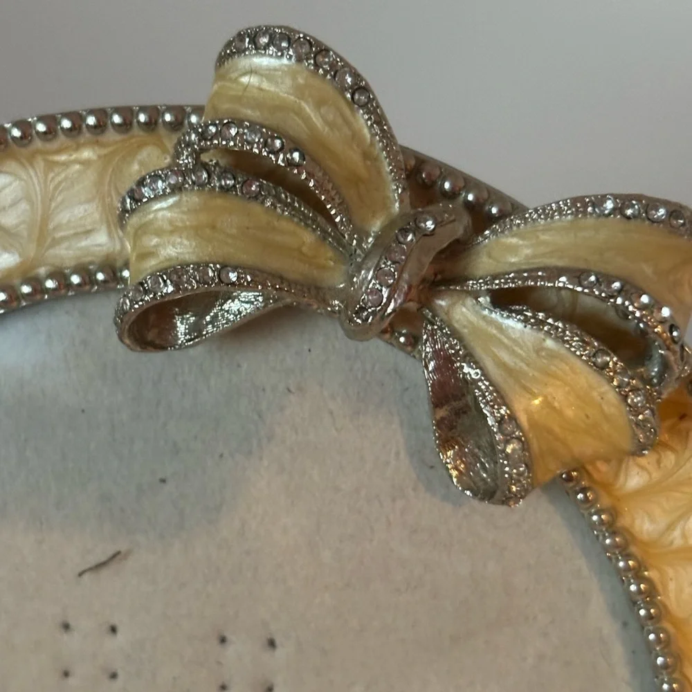 Elegant Gold Picture Frame with Bow Accent